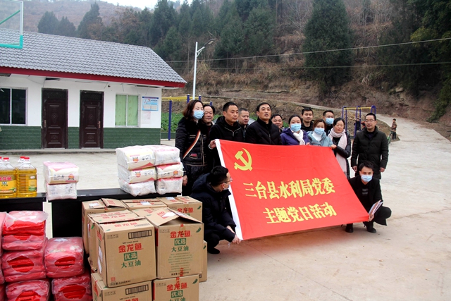 迎牛年新春水利志愿者走近脱贫户 (6).jpg